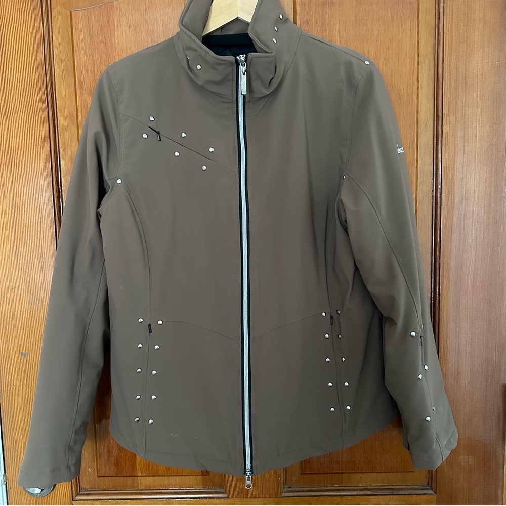 Skea winter jacket with 3 exterior zipper pockets & one interior zipper pocket.